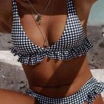 Ρομαντικό καρό τριγωνάκι με βολάν