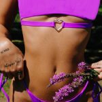 Μπικίνι με ζωνάκι και αξεσουάρ