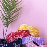 Πολύχρωμες στέκες με μπαντάνα