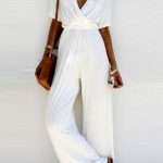 Μονόχρωμη jumpsuit με V λευκή