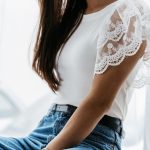 T-shirt με δαντέλα στο μανίκι