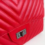 Chain detail καπιτονέ τσαντάκι