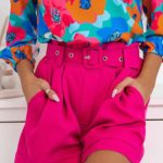 Σορτς με πιέτες και ζώνη φούξια