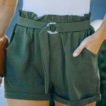 Mini σορτς με ζωνάκι χακί