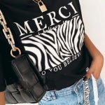 Κοντομάνικο t-shirt με στάμπα μαύρο