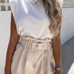 Σορτς με πιέτες και ζώνη μπεζ