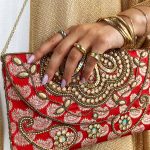 Clutch με χρυσές λεπτομέρειες