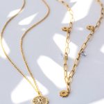 Χρυσό κολιέ με κρεμαστές λεπτομέρειες