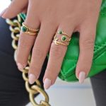 Χρυσά δαχτυλίδια με πράσινες πέτρες