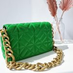 Chain detailed καπιτονέ clutch πράσινο