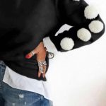 Φούτερ με λευκά pom poms