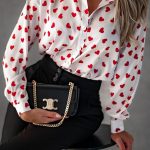 Άσπρο πουκάμισο με κόκκινες καρδούλες
