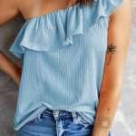 Οne shoulder γαλάζιο τοπ με βολάν