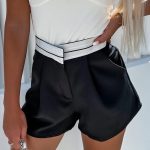 Υφασμάτινο σορτς με λευκή γραμμή σε μαύρο