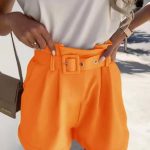 Σορτς με πιέτες και ζώνη πορτοκάλι