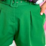 Σορτς με πιέτες και ζώνη σε πράσινο