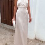 Μακρύ εξώπλατο μπεζ σατέν φόρεμα με cut outs