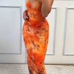 Floral εφαρμοστό midi φόρεμα με σούρες σε πορτοκάλι