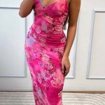 Floral εφαρμοστό midi φόρεμα με σούρες σε φούξια