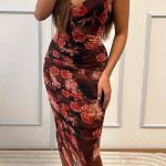 Floral εφαρμοστό midi φόρεμα με σούρες σε καφέ