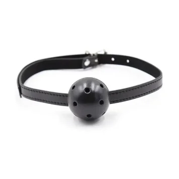 Ohmama ball gag με αεραγωγούς, διάμετρο 4,5 cm και ρυθμιζόμενους ιμάντες, κατασκευασμένο από υλικά χωρίς φθαλικές ενώσεις.