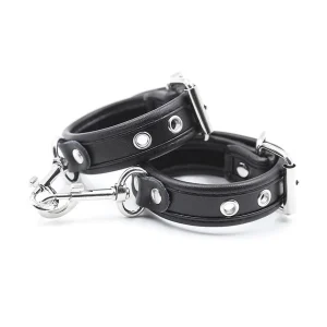 Μαύρα δεσμά καρπού bondage από PVC με ρυθμιζόμενο μέγεθος και μεταλλικές λεπτομέρειες