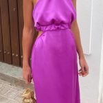 Μακρύ εξώπλατο μώβ σατέν φόρεμα με cut outs