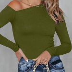 Fashion-forward χακί τοπ με ασύμμετρη λαιμόκοψη