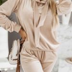 Βελουτέ σετ παντελόνι με φούτερ σε μπεζ