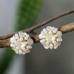 Καρφωτά σκουλαρίκια με πέρλες και λουλουδάκια