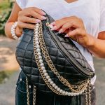Crossbody τσάντακι με αλυσίδες και πέρλες
