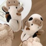 Γυναικείες γούνινες παντόφλες με αγελαδίτσες