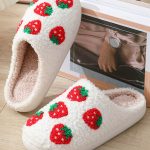 Χουχουλιάρικες παντόφλες με φράουλες