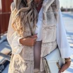 Αμάνικη γούνα με κουκούλα μπεζ