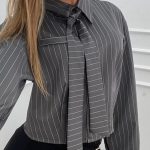 Top ριγέ με γραβάτα γκρι