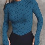 Μπλε τοπ με γράμματα