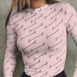 Ροζ τοπ με γράμματα