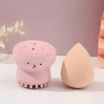 Μπεζ σετ σφουγγαράκι και βουρτσάκι καθαρισμού