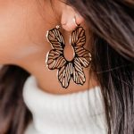 Ανάγλυφο bold σκουλαρίκι λουλούδι