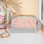 Διάφανο νεσεσέρ με γούνινα γράμματα silver