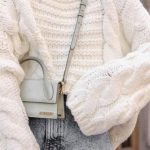 Λευκό πουλόβερ πλεκτό με σχέδιο πλεξούδες