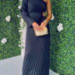 Φόρεμα πλισέ με ένα μανίκι σε μαύρο