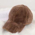 Καφέ καπέλο με γούνα