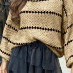 Cozy πλεκτό με γραμμές μπεζ