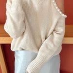 Πουλόβερ με άνοιγμα στον ώμο και πέρλες μπεζ