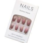 Ψεύτικα νύχια διακοσμημένα με κόλλα