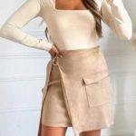 Μακρυμάνικο κορμάκι με τετράγωνη λαιμόκοψη σε μπεζ