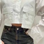 Crop top πουκάμισο με τσέπες μεγάλες σε λευκό