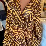 Κρουαζέ φόρεμα σε ζέβρα print mini με βολάν μπεζ