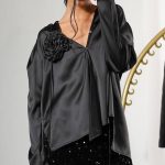 Σατέν μαύρο ασύμμετρο V neck πουκάμισο με μπουτονιέρα